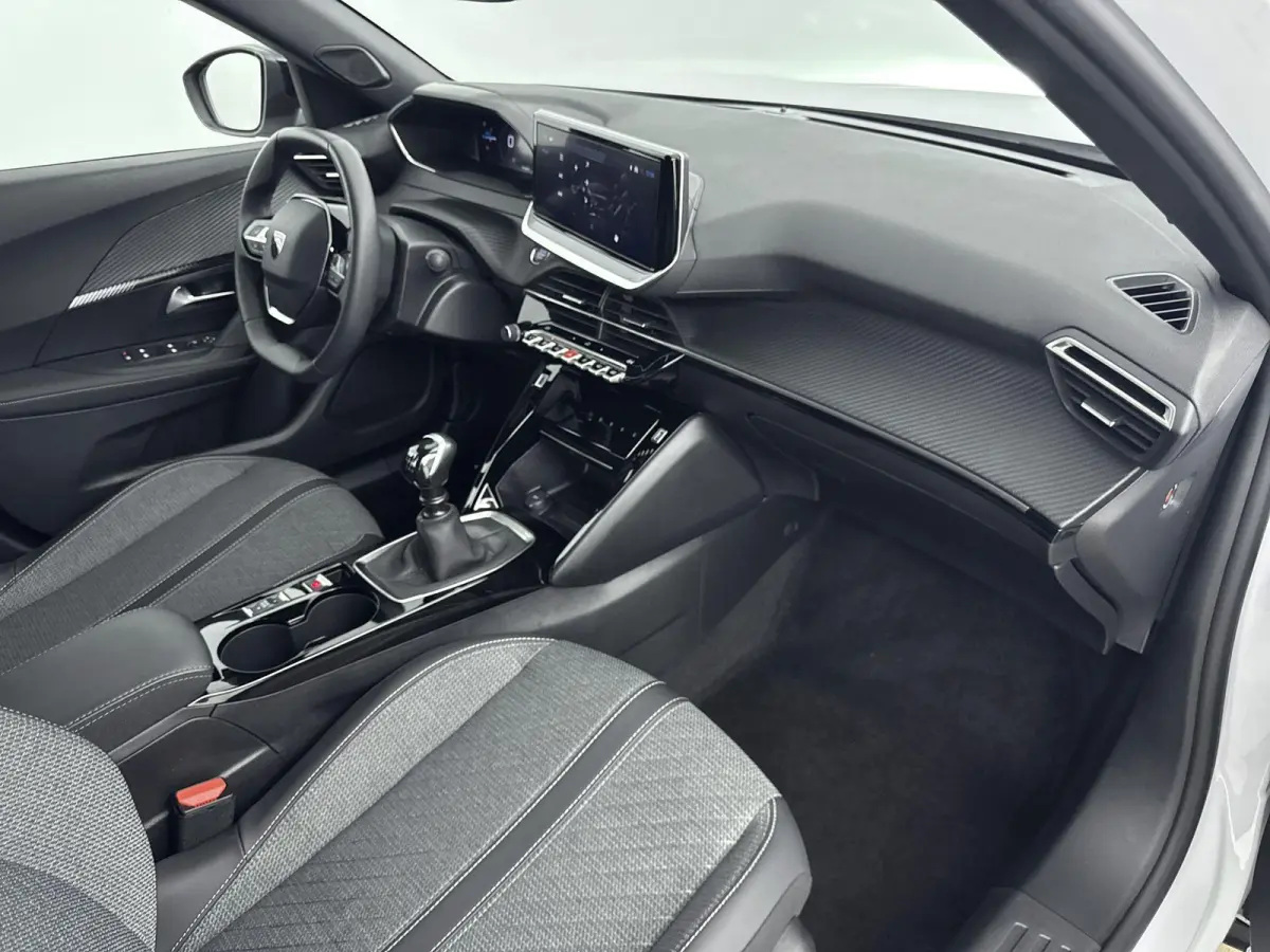 SUV 100 pk Allure | Parkeersensoren | Navigatie | Draadloos Carplay| Rijstrooksensor met Correctie