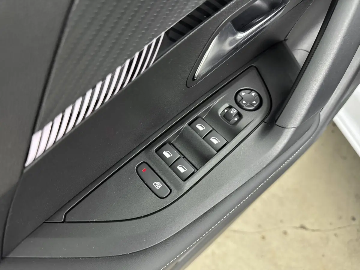 SUV 100 pk Allure | Parkeersensoren | Navigatie | Draadloos Carplay| Rijstrooksensor met Correctie