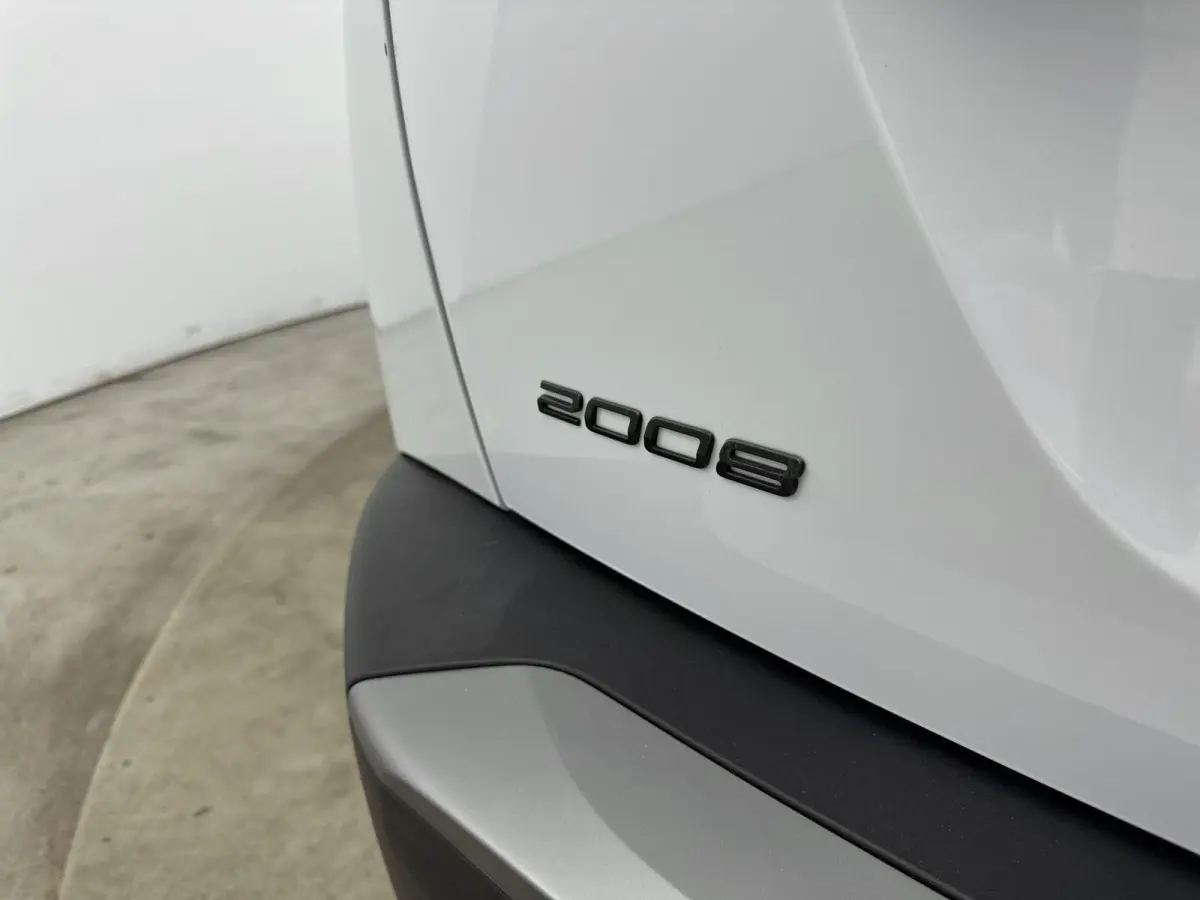 SUV 100 pk Allure | Parkeersensoren | Navigatie | Draadloos Carplay| Rijstrooksensor met Correctie
