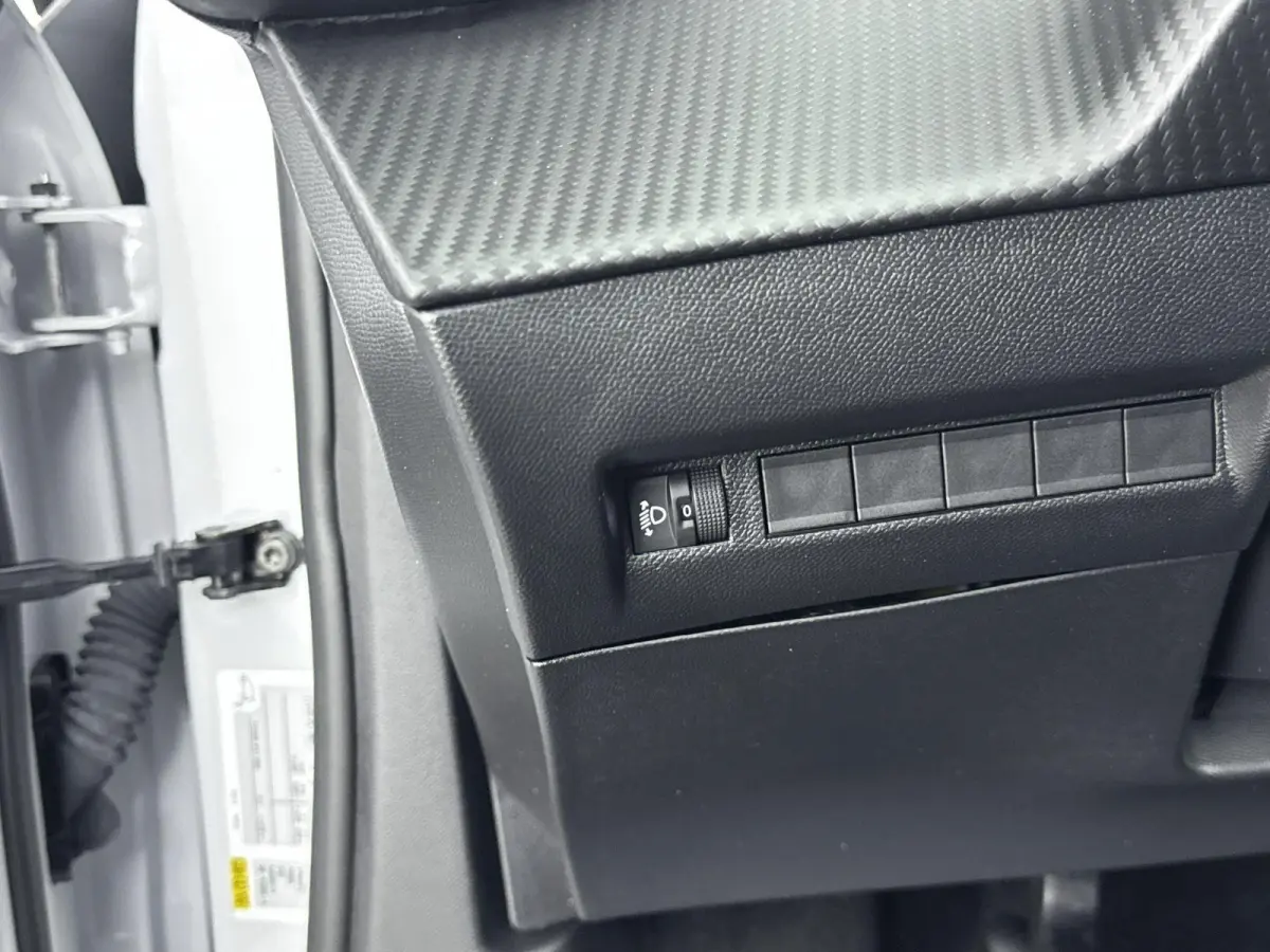 SUV 100 pk Allure | Parkeersensoren | Navigatie | Draadloos Carplay| Rijstrooksensor met Correctie