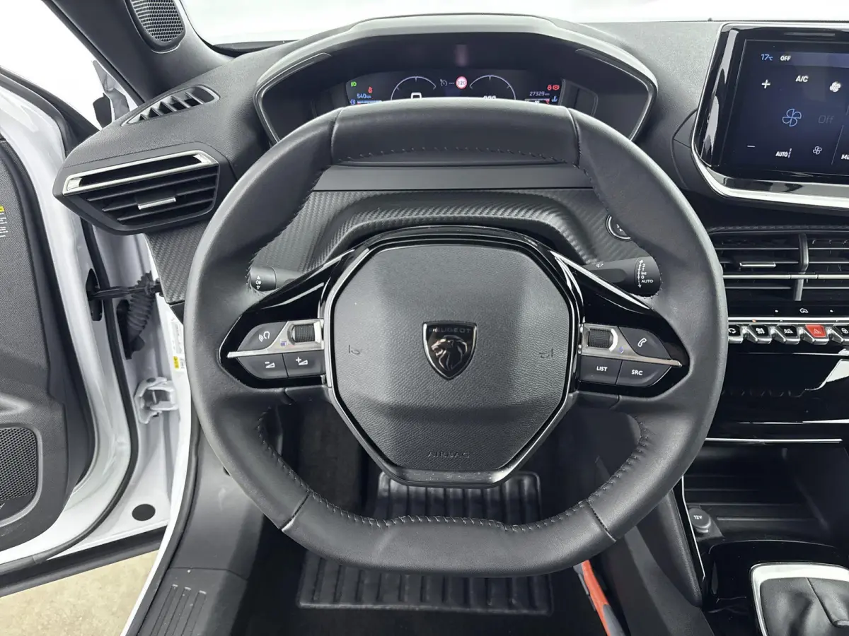 SUV 100 pk Allure | Parkeersensoren | Navigatie | Draadloos Carplay| Rijstrooksensor met Correctie