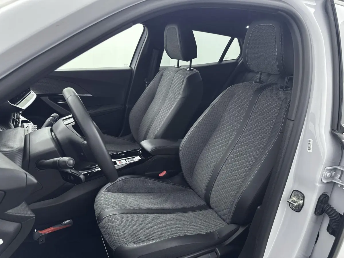 SUV 100 pk Allure | Parkeersensoren | Navigatie | Draadloos Carplay| Rijstrooksensor met Correctie