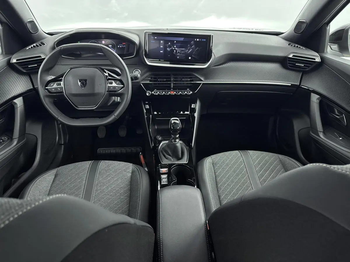 SUV 100 pk Allure | Parkeersensoren | Navigatie | Draadloos Carplay| Rijstrooksensor met Correctie
