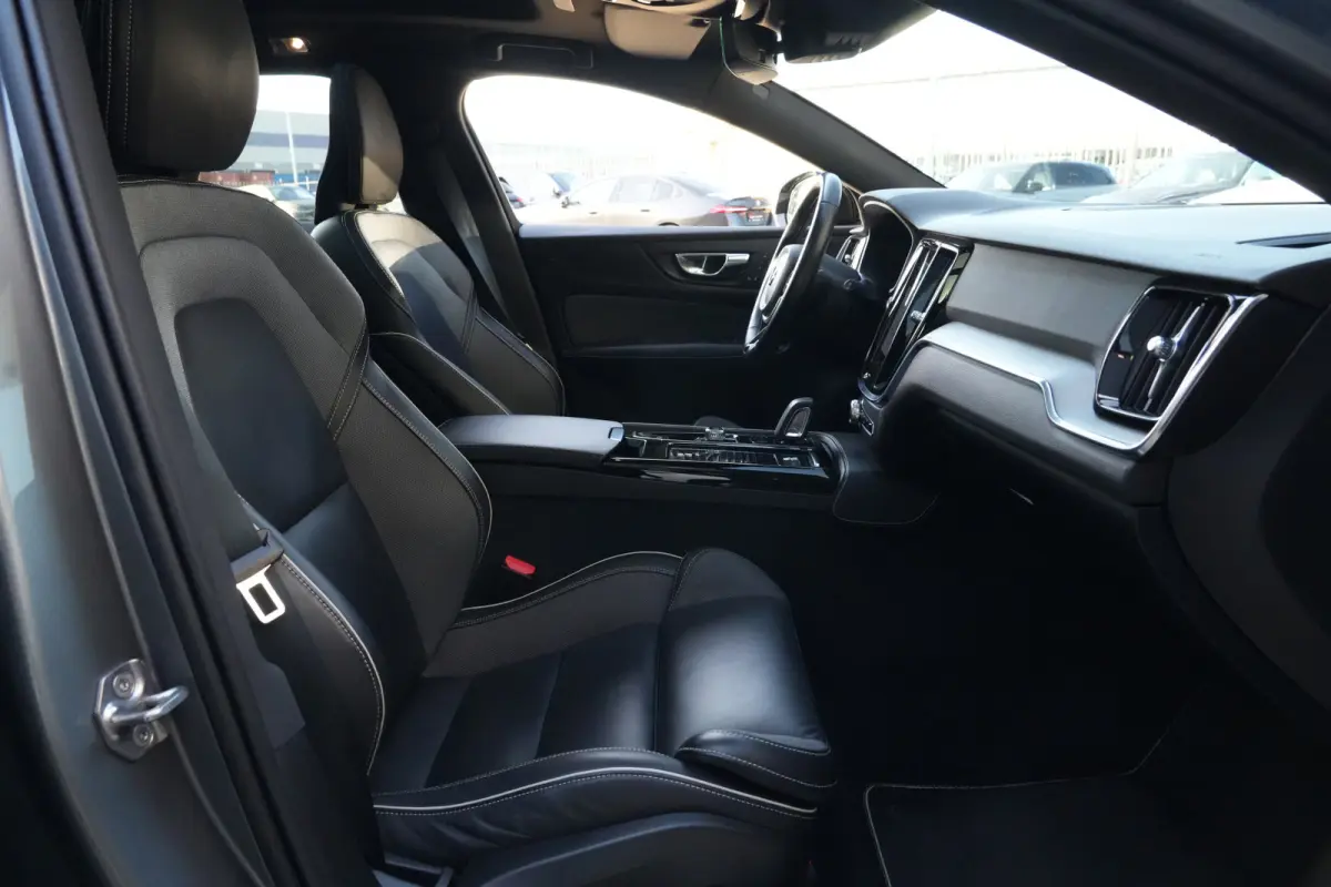 2.0 T6 Recharge AWD R-Design | 340 PK | Panoramadak | Harman Kardon | 360° camera | Trekhaak | Volvo V60 2.0 T6 Recharge AWD R-Design met 340 PK, een 2.0-liter viercilinder plug-in hybride 