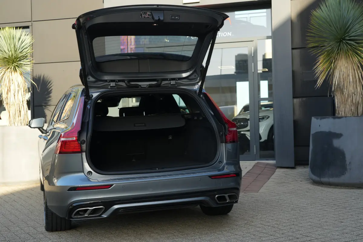 2.0 T6 Recharge AWD R-Design | 340 PK | Panoramadak | Harman Kardon | 360° camera | Trekhaak | Volvo V60 2.0 T6 Recharge AWD R-Design met 340 PK, een 2.0-liter viercilinder plug-in hybride 
