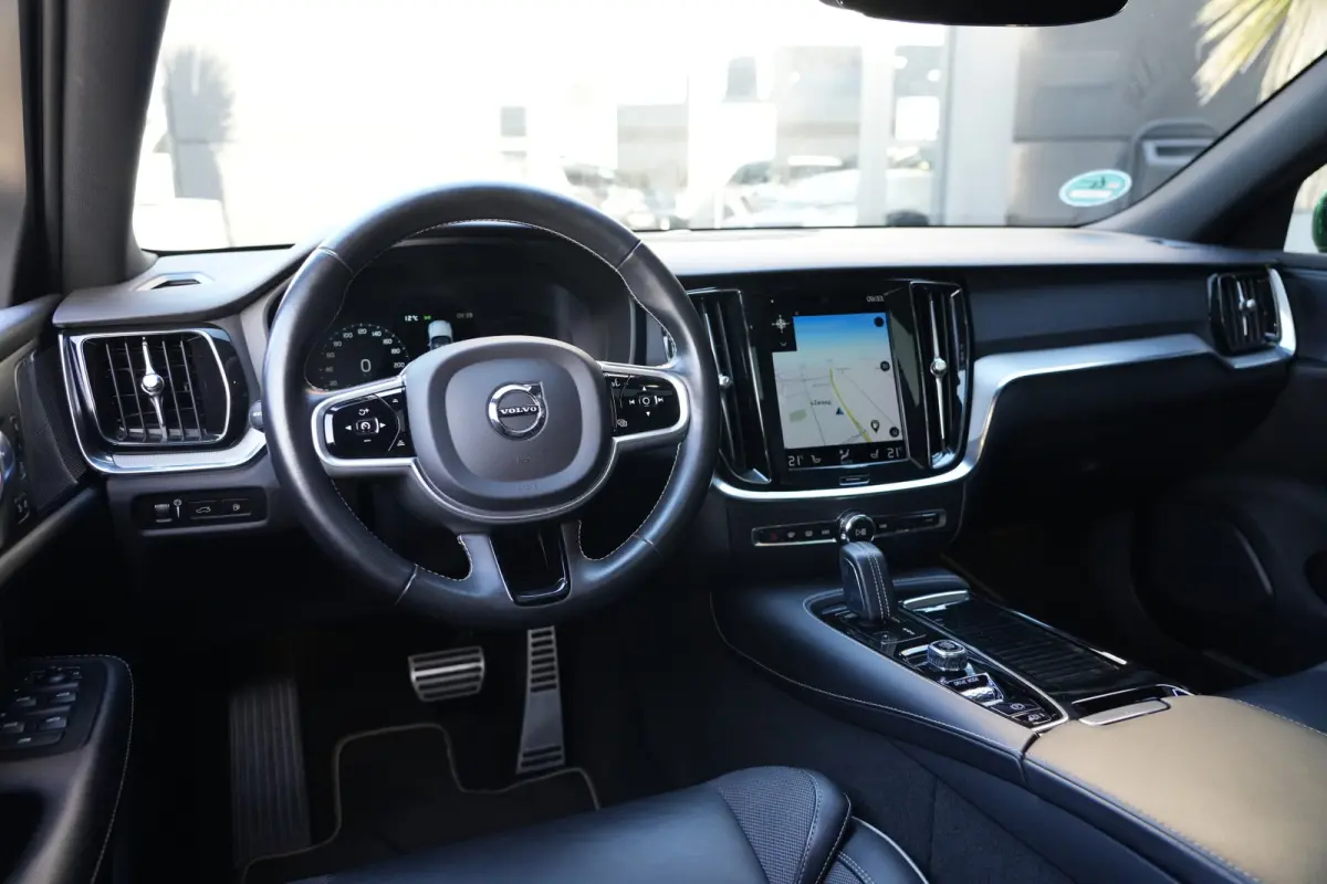 2.0 T6 Recharge AWD R-Design | 340 PK | Panoramadak | Harman Kardon | 360° camera | Trekhaak | Volvo V60 2.0 T6 Recharge AWD R-Design met 340 PK, een 2.0-liter viercilinder plug-in hybride 