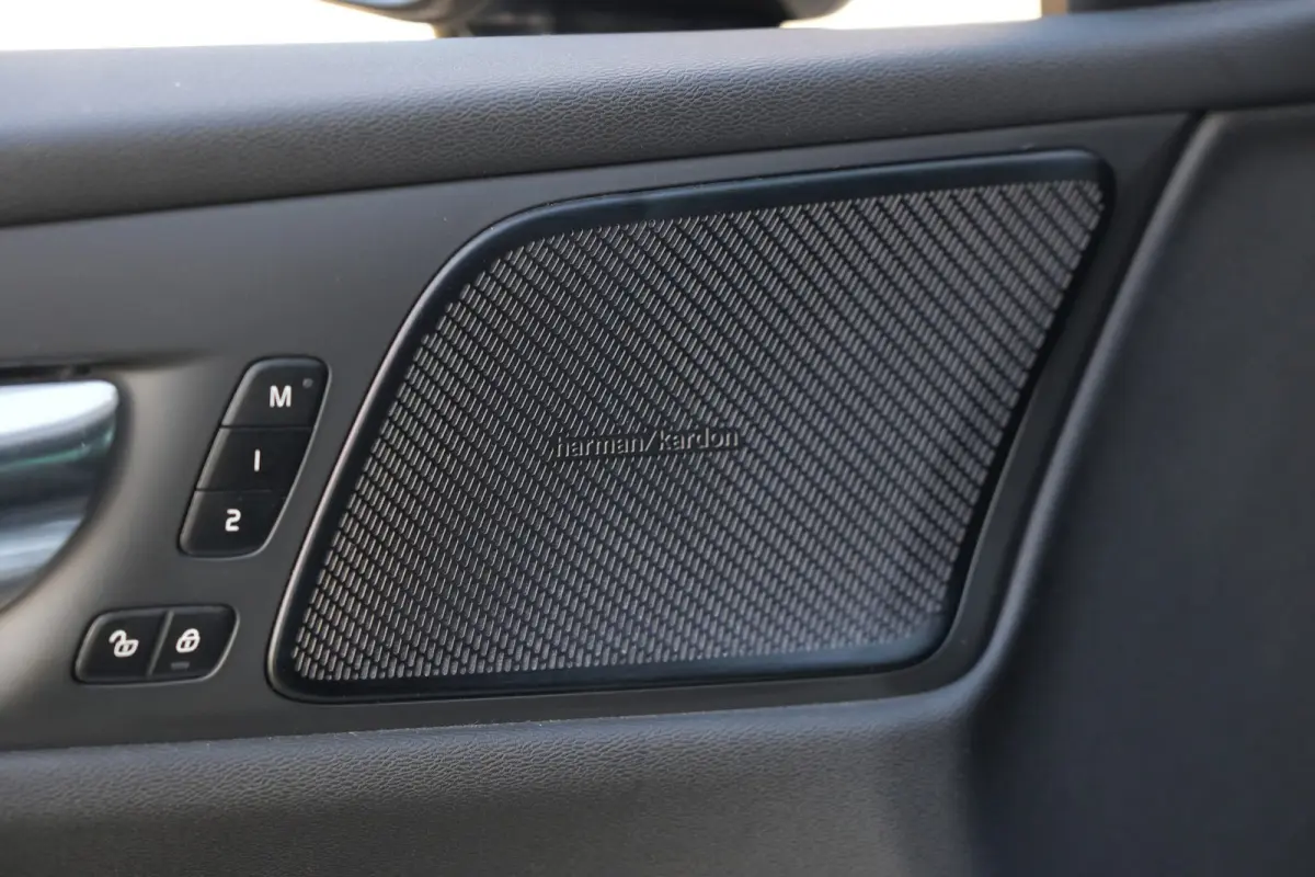 2.0 T6 Recharge AWD R-Design | 340 PK | Panoramadak | Harman Kardon | 360° camera | Trekhaak | Volvo V60 2.0 T6 Recharge AWD R-Design met 340 PK, een 2.0-liter viercilinder plug-in hybride 