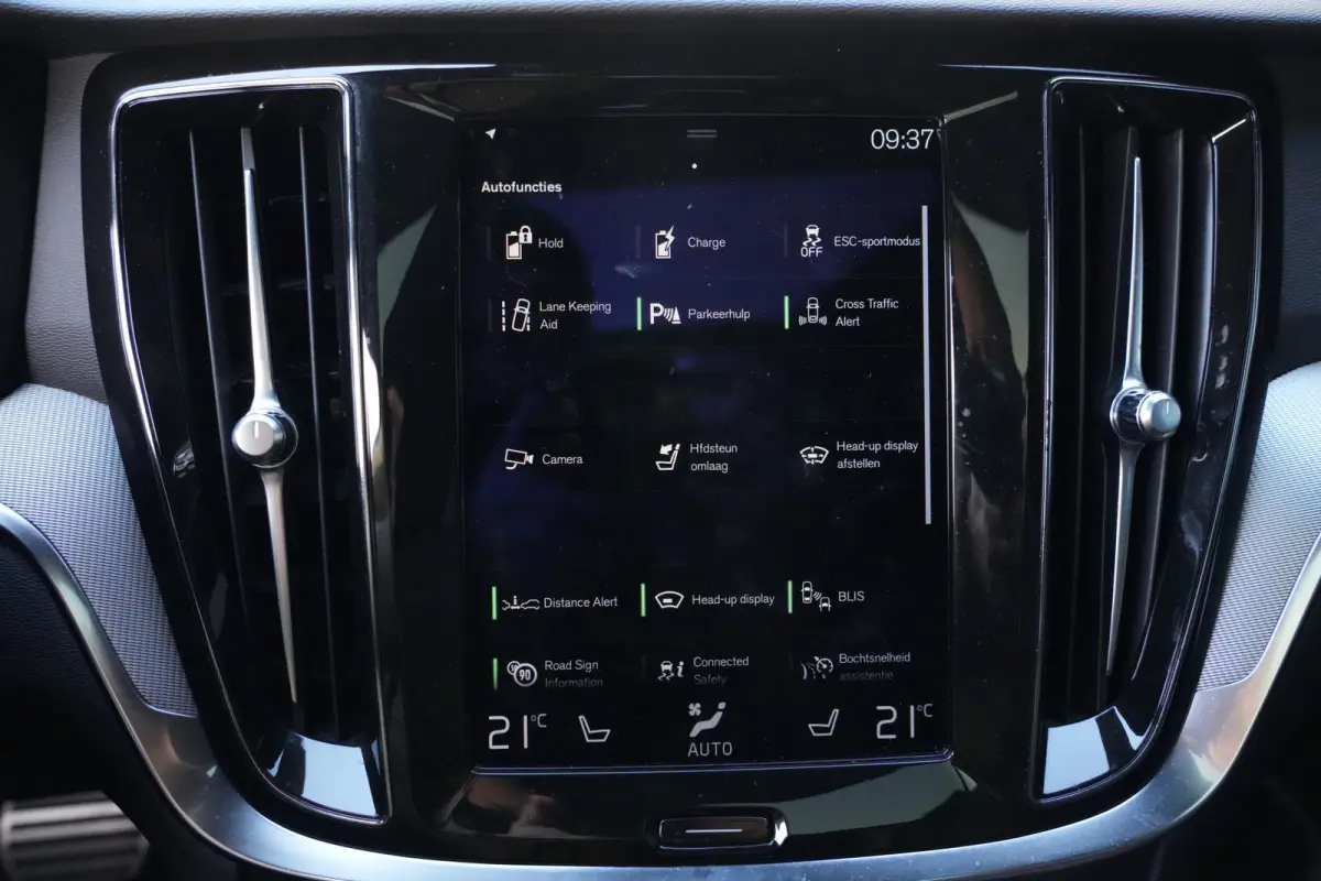 2.0 T6 Recharge AWD R-Design | 340 PK | Panoramadak | Harman Kardon | 360° camera | Trekhaak | Volvo V60 2.0 T6 Recharge AWD R-Design met 340 PK, een 2.0-liter viercilinder plug-in hybride 