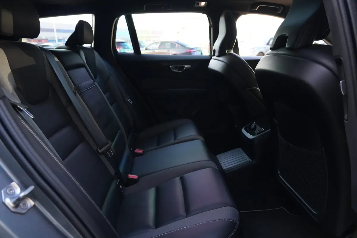 2.0 T6 Recharge AWD R-Design | 340 PK | Panoramadak | Harman Kardon | 360° camera | Trekhaak | Volvo V60 2.0 T6 Recharge AWD R-Design met 340 PK, een 2.0-liter viercilinder plug-in hybride 
