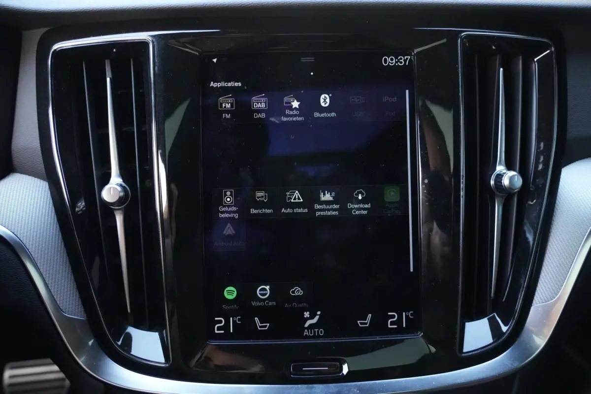 2.0 T6 Recharge AWD R-Design | 340 PK | Panoramadak | Harman Kardon | 360° camera | Trekhaak | Volvo V60 2.0 T6 Recharge AWD R-Design met 340 PK, een 2.0-liter viercilinder plug-in hybride 