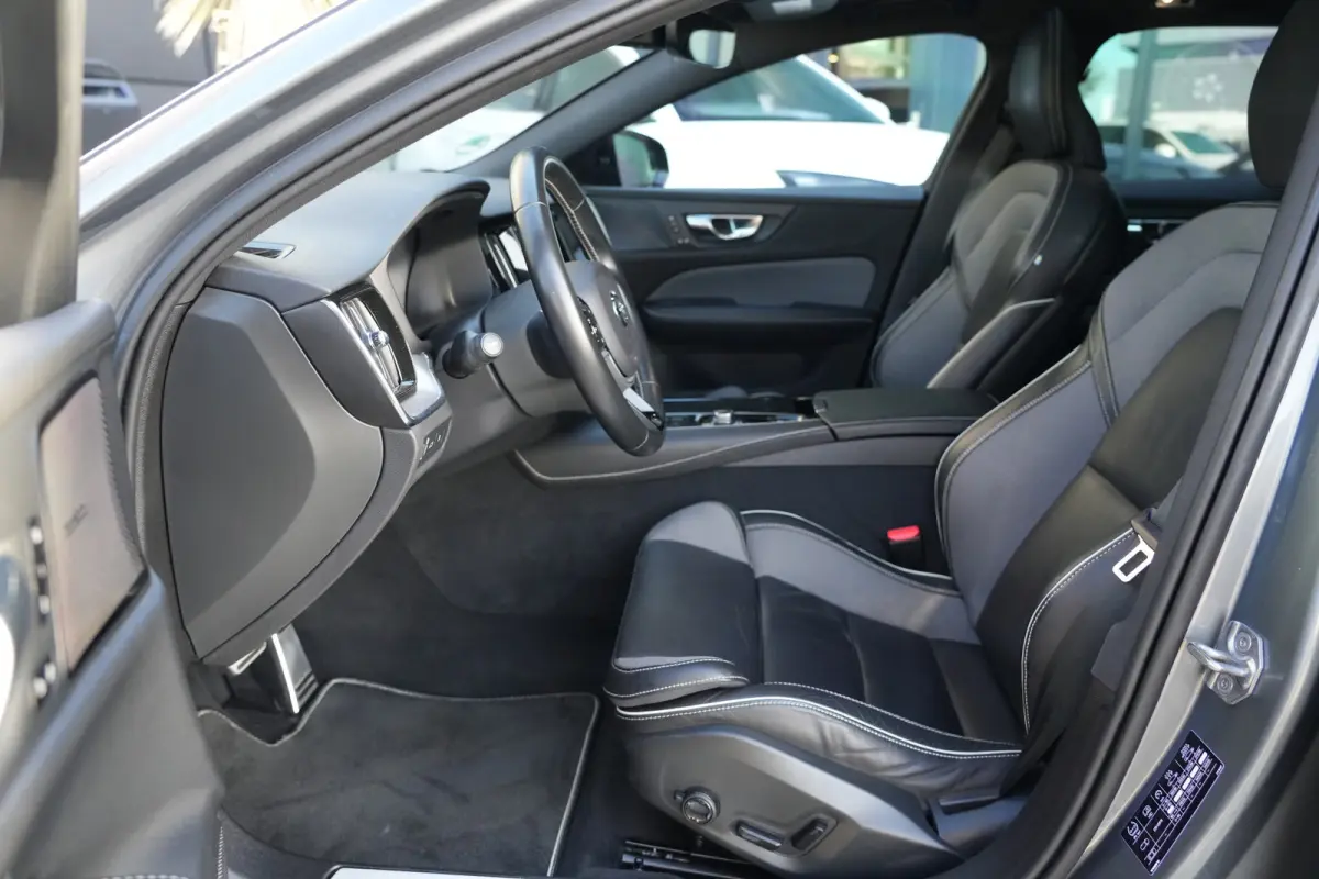 2.0 T6 Recharge AWD R-Design | 340 PK | Panoramadak | Harman Kardon | 360° camera | Trekhaak | Volvo V60 2.0 T6 Recharge AWD R-Design met 340 PK, een 2.0-liter viercilinder plug-in hybride 