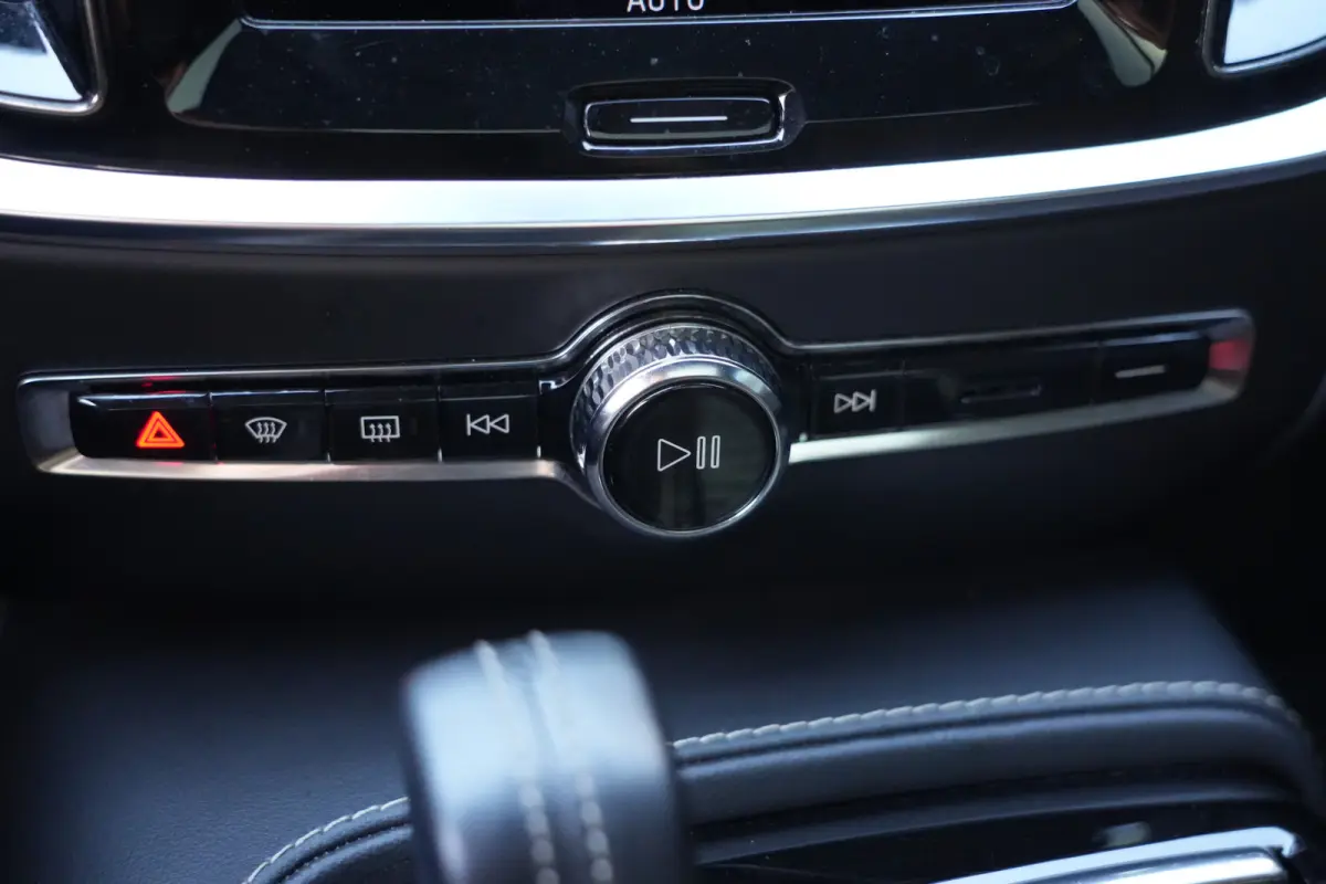 2.0 T6 Recharge AWD R-Design | 340 PK | Panoramadak | Harman Kardon | 360° camera | Trekhaak | Volvo V60 2.0 T6 Recharge AWD R-Design met 340 PK, een 2.0-liter viercilinder plug-in hybride 