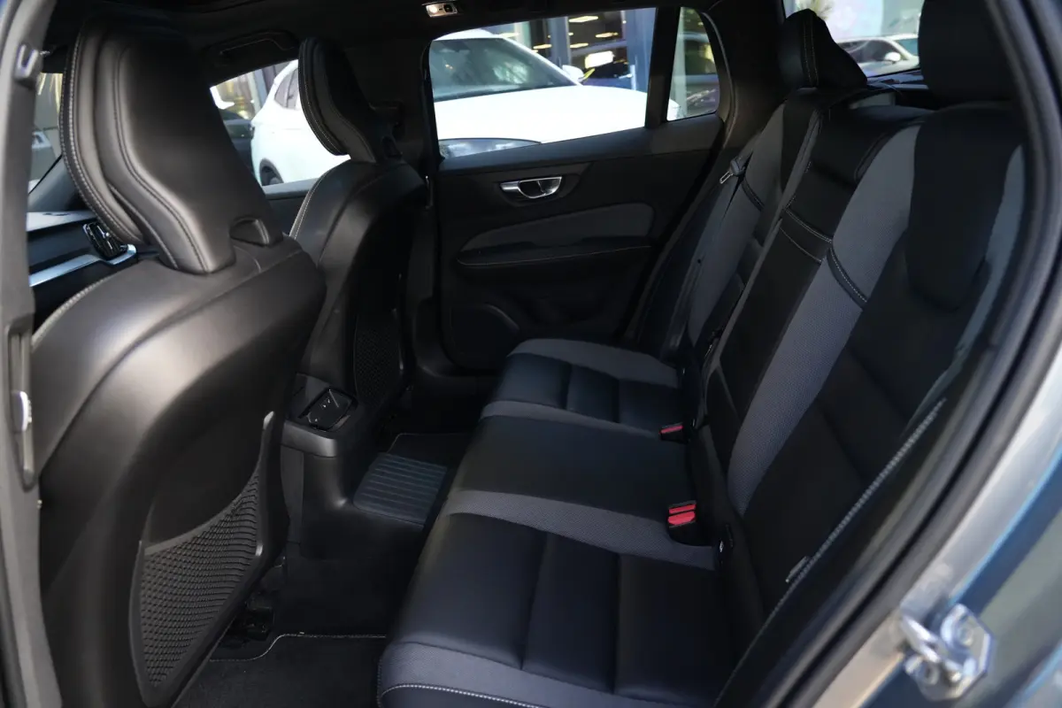 2.0 T6 Recharge AWD R-Design | 340 PK | Panoramadak | Harman Kardon | 360° camera | Trekhaak | Volvo V60 2.0 T6 Recharge AWD R-Design met 340 PK, een 2.0-liter viercilinder plug-in hybride 