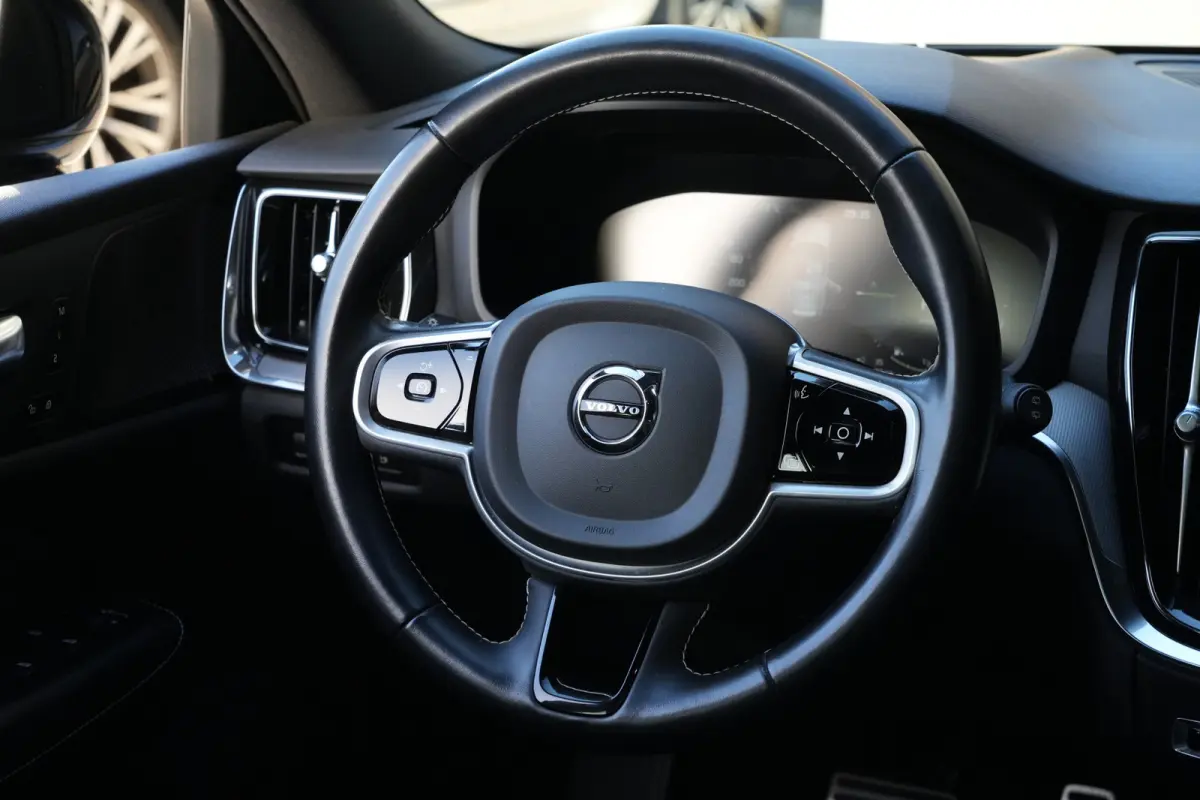 2.0 T6 Recharge AWD R-Design | 340 PK | Panoramadak | Harman Kardon | 360° camera | Trekhaak | Volvo V60 2.0 T6 Recharge AWD R-Design met 340 PK, een 2.0-liter viercilinder plug-in hybride 