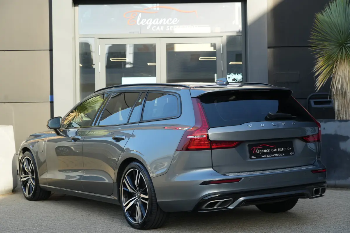 2.0 T6 Recharge AWD R-Design | 340 PK | Panoramadak | Harman Kardon | 360° camera | Trekhaak | Volvo V60 2.0 T6 Recharge AWD R-Design met 340 PK, een 2.0-liter viercilinder plug-in hybride 