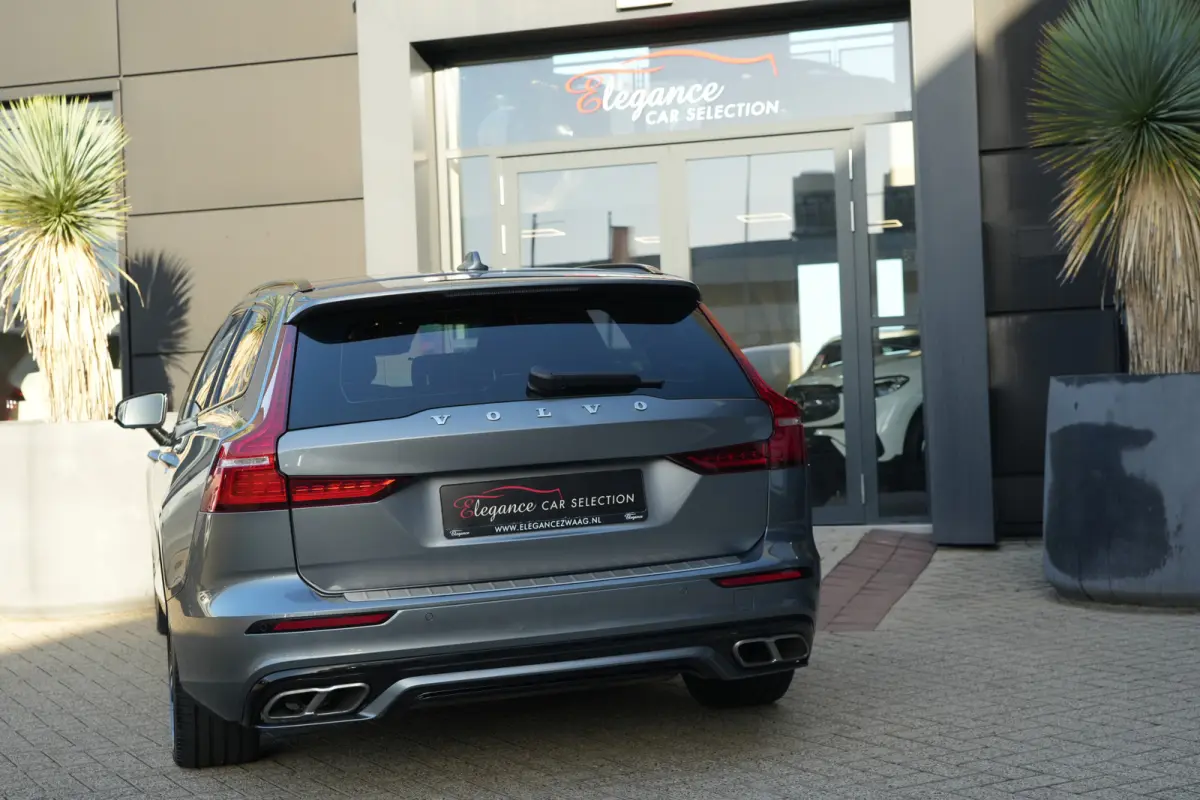 2.0 T6 Recharge AWD R-Design | 340 PK | Panoramadak | Harman Kardon | 360° camera | Trekhaak | Volvo V60 2.0 T6 Recharge AWD R-Design met 340 PK, een 2.0-liter viercilinder plug-in hybride 