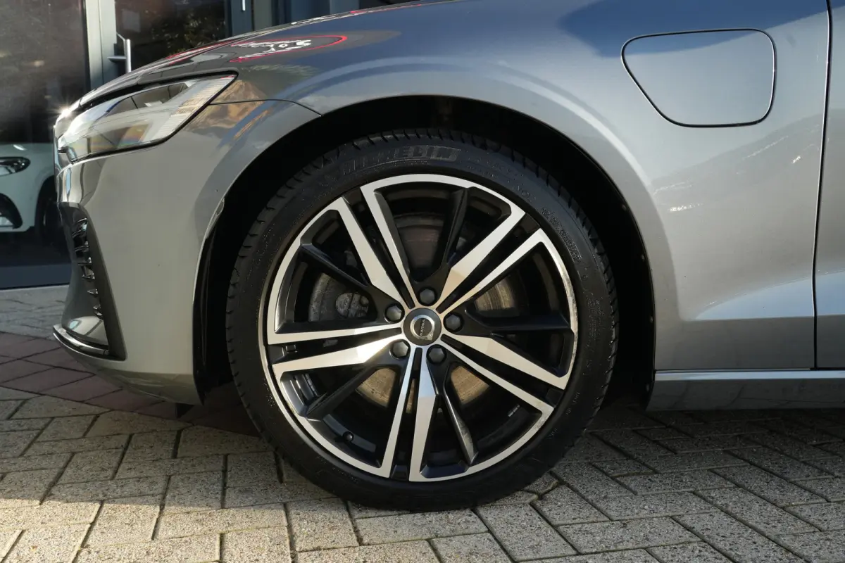 2.0 T6 Recharge AWD R-Design | 340 PK | Panoramadak | Harman Kardon | 360° camera | Trekhaak | Volvo V60 2.0 T6 Recharge AWD R-Design met 340 PK, een 2.0-liter viercilinder plug-in hybride 
