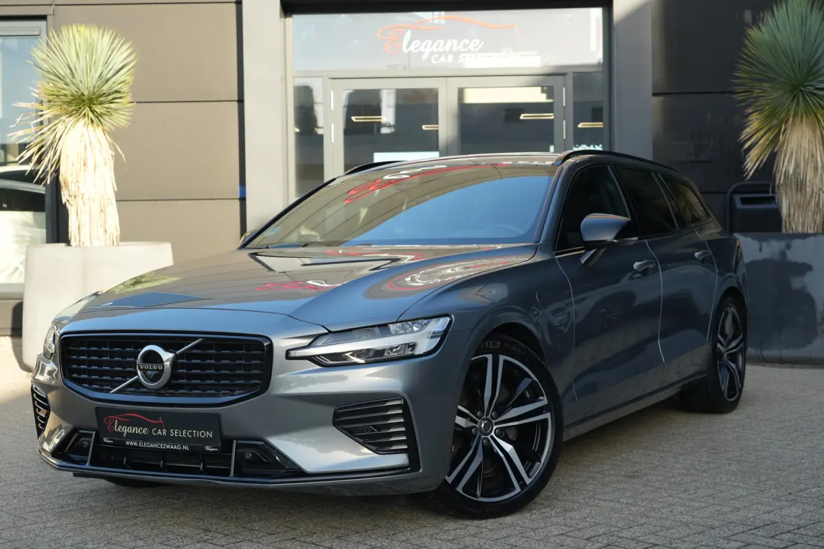 2.0 T6 Recharge AWD R-Design | 340 PK | Panoramadak | Harman Kardon | 360° camera | Trekhaak | Volvo V60 2.0 T6 Recharge AWD R-Design met 340 PK, een 2.0-liter viercilinder plug-in hybride 