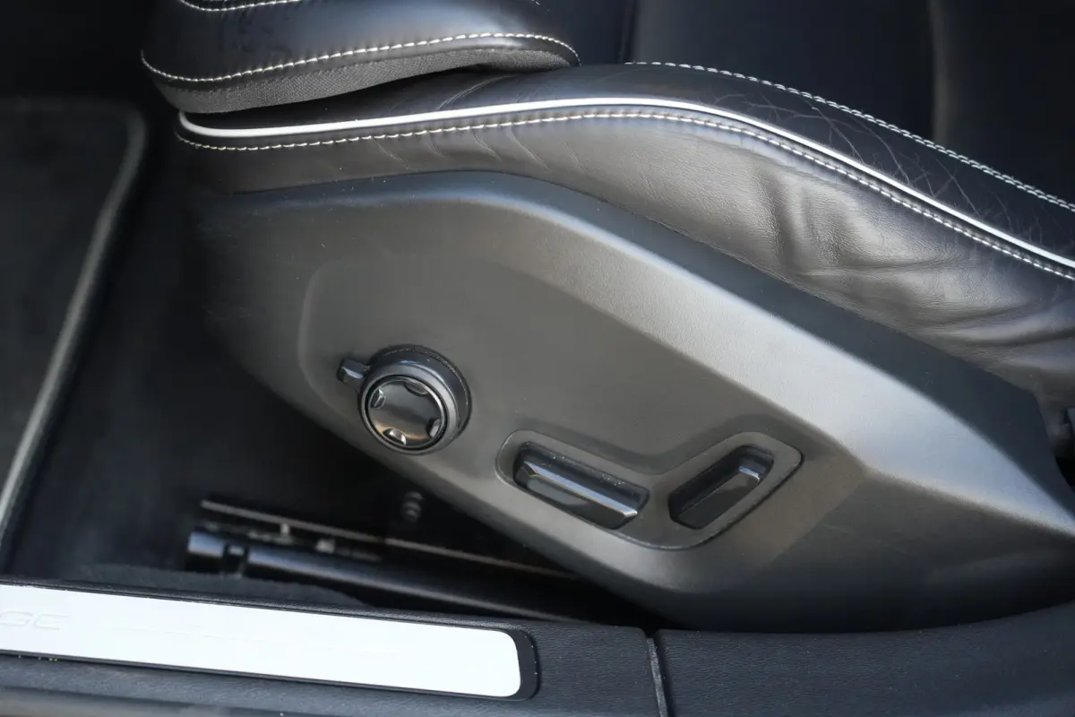 2.0 T6 Recharge AWD R-Design | 340 PK | Panoramadak | Harman Kardon | 360° camera | Trekhaak | Volvo V60 2.0 T6 Recharge AWD R-Design met 340 PK, een 2.0-liter viercilinder plug-in hybride 