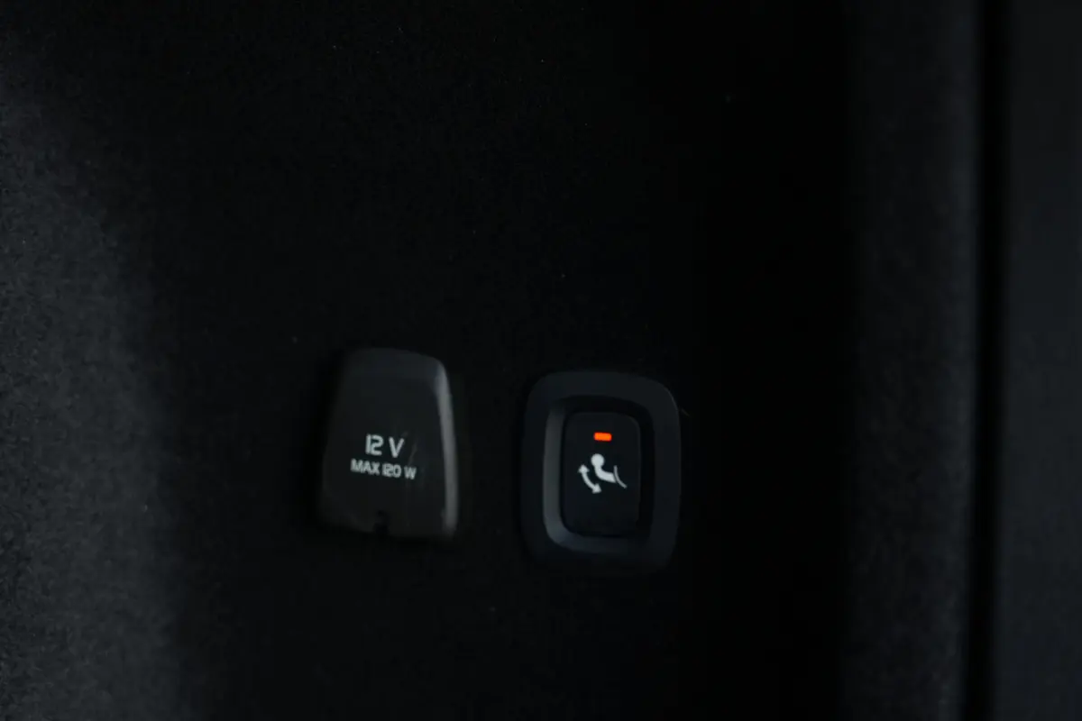 2.0 T6 Recharge AWD R-Design | 340 PK | Panoramadak | Harman Kardon | 360° camera | Trekhaak | Volvo V60 2.0 T6 Recharge AWD R-Design met 340 PK, een 2.0-liter viercilinder plug-in hybride 