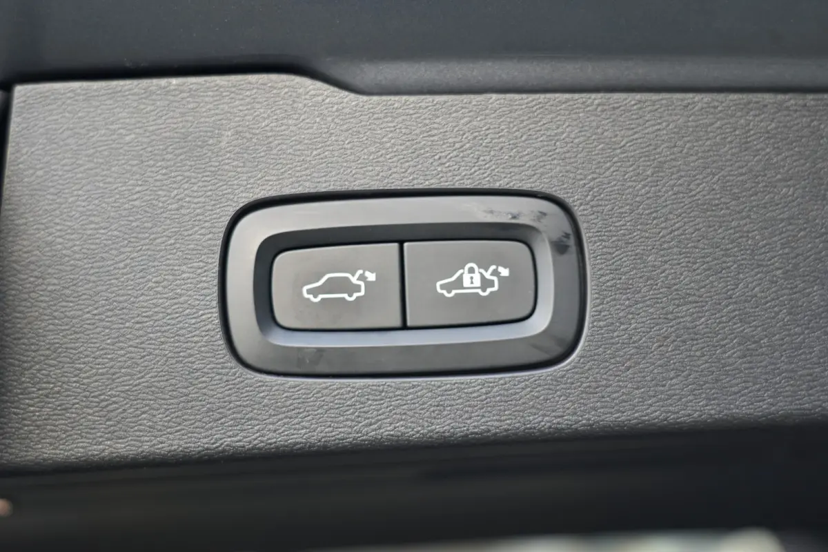 2.0 T6 Recharge AWD R-Design | 340 PK | Panoramadak | Harman Kardon | 360° camera | Trekhaak | Volvo V60 2.0 T6 Recharge AWD R-Design met 340 PK, een 2.0-liter viercilinder plug-in hybride 