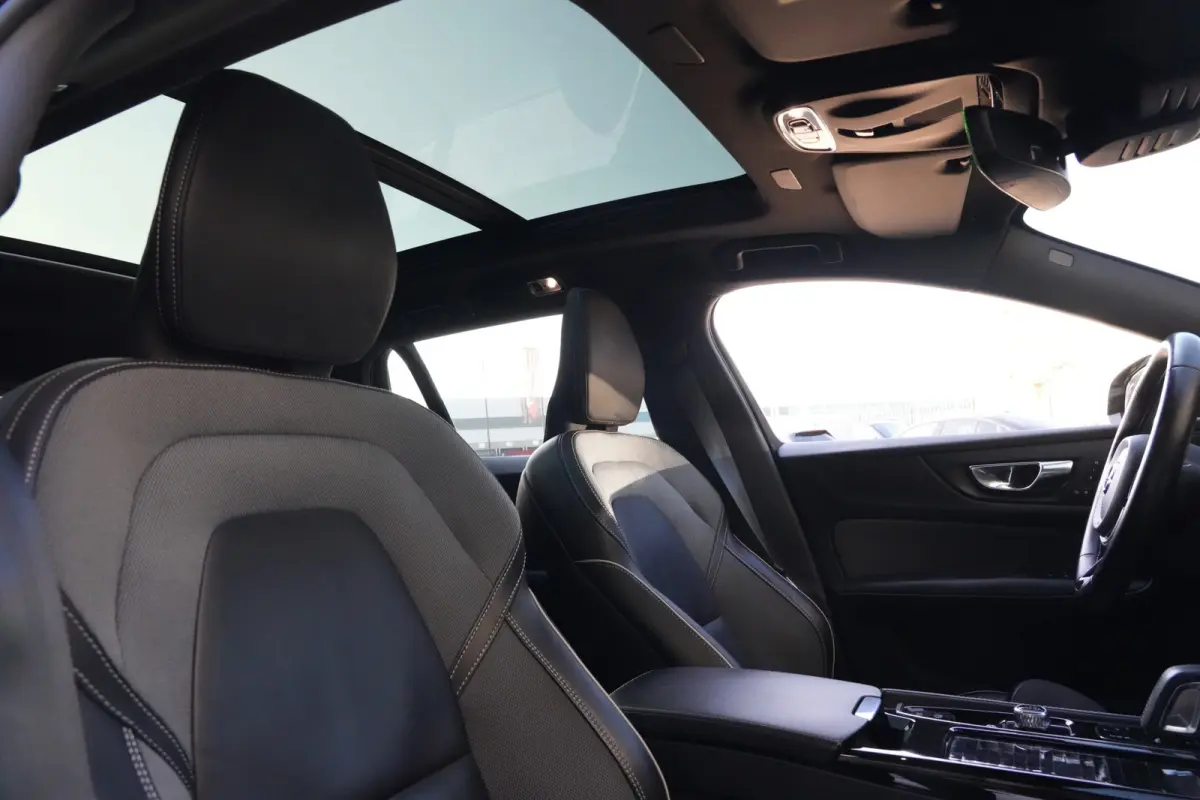2.0 T6 Recharge AWD R-Design | 340 PK | Panoramadak | Harman Kardon | 360° camera | Trekhaak | Volvo V60 2.0 T6 Recharge AWD R-Design met 340 PK, een 2.0-liter viercilinder plug-in hybride 