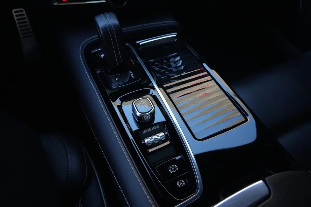 2.0 T6 Recharge AWD R-Design | 340 PK | Panoramadak | Harman Kardon | 360° camera | Trekhaak | Volvo V60 2.0 T6 Recharge AWD R-Design met 340 PK, een 2.0-liter viercilinder plug-in hybride 