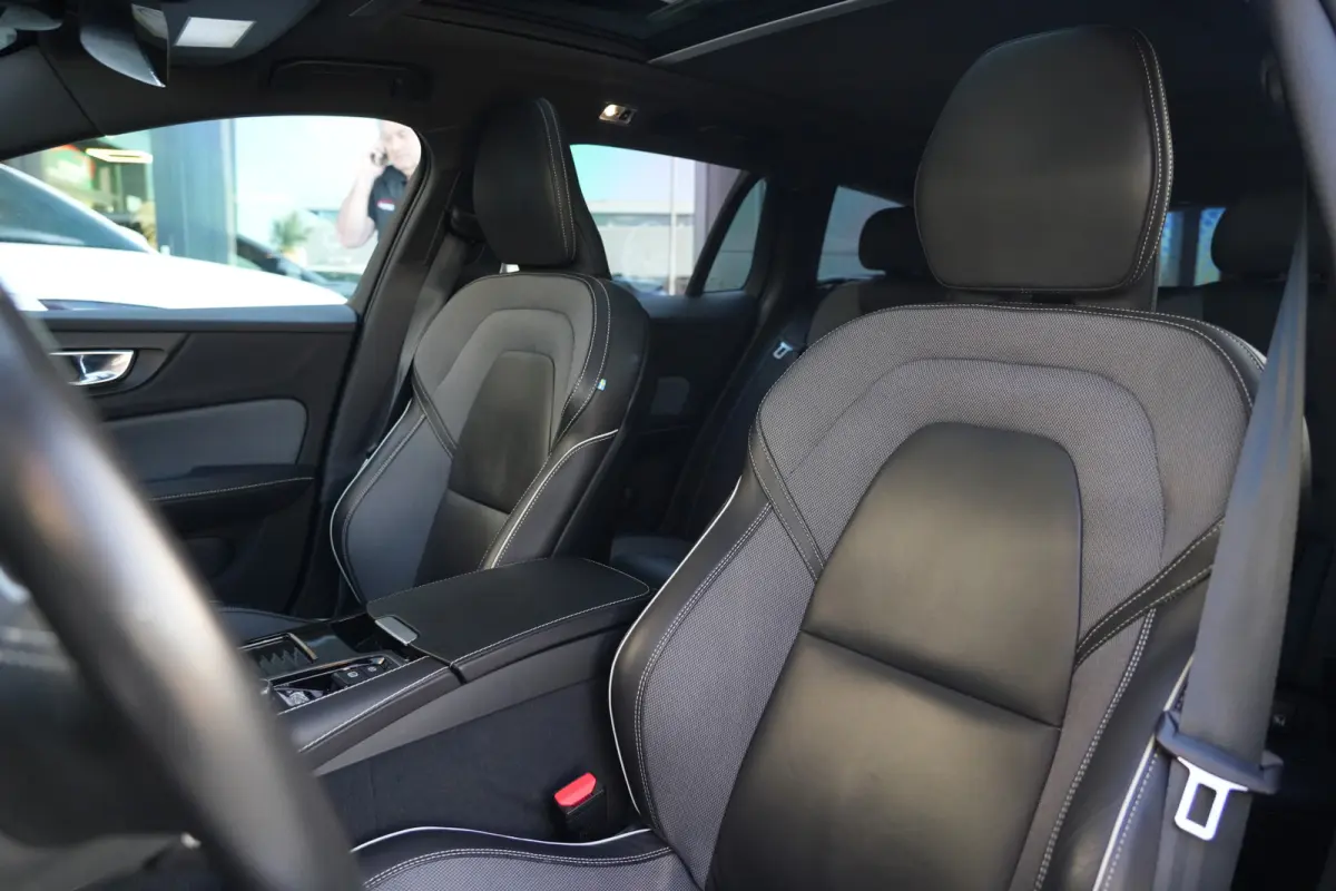 2.0 T6 Recharge AWD R-Design | 340 PK | Panoramadak | Harman Kardon | 360° camera | Trekhaak | Volvo V60 2.0 T6 Recharge AWD R-Design met 340 PK, een 2.0-liter viercilinder plug-in hybride 