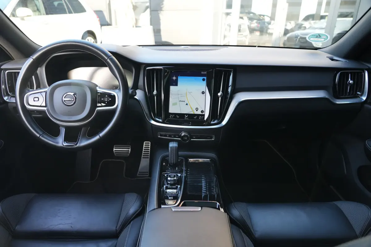 2.0 T6 Recharge AWD R-Design | 340 PK | Panoramadak | Harman Kardon | 360° camera | Trekhaak | Volvo V60 2.0 T6 Recharge AWD R-Design met 340 PK, een 2.0-liter viercilinder plug-in hybride 