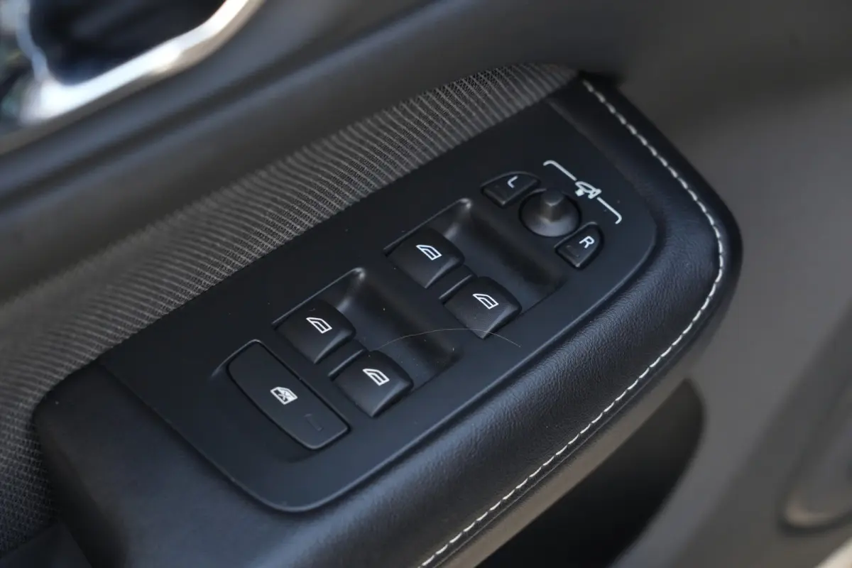 2.0 T6 Recharge AWD R-Design | 340 PK | Panoramadak | Harman Kardon | 360° camera | Trekhaak | Volvo V60 2.0 T6 Recharge AWD R-Design met 340 PK, een 2.0-liter viercilinder plug-in hybride 