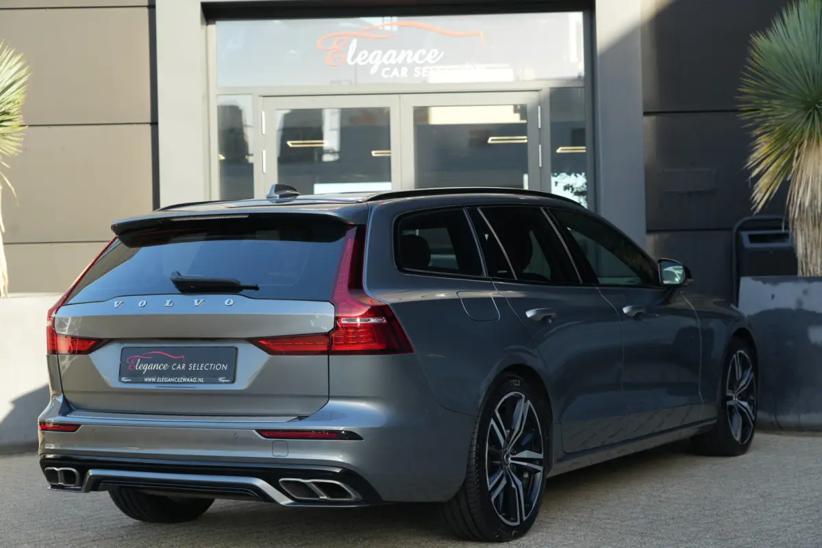 2.0 T6 Recharge AWD R-Design | 340 PK | Panoramadak | Harman Kardon | 360° camera | Trekhaak | Volvo V60 2.0 T6 Recharge AWD R-Design met 340 PK, een 2.0-liter viercilinder plug-in hybride 