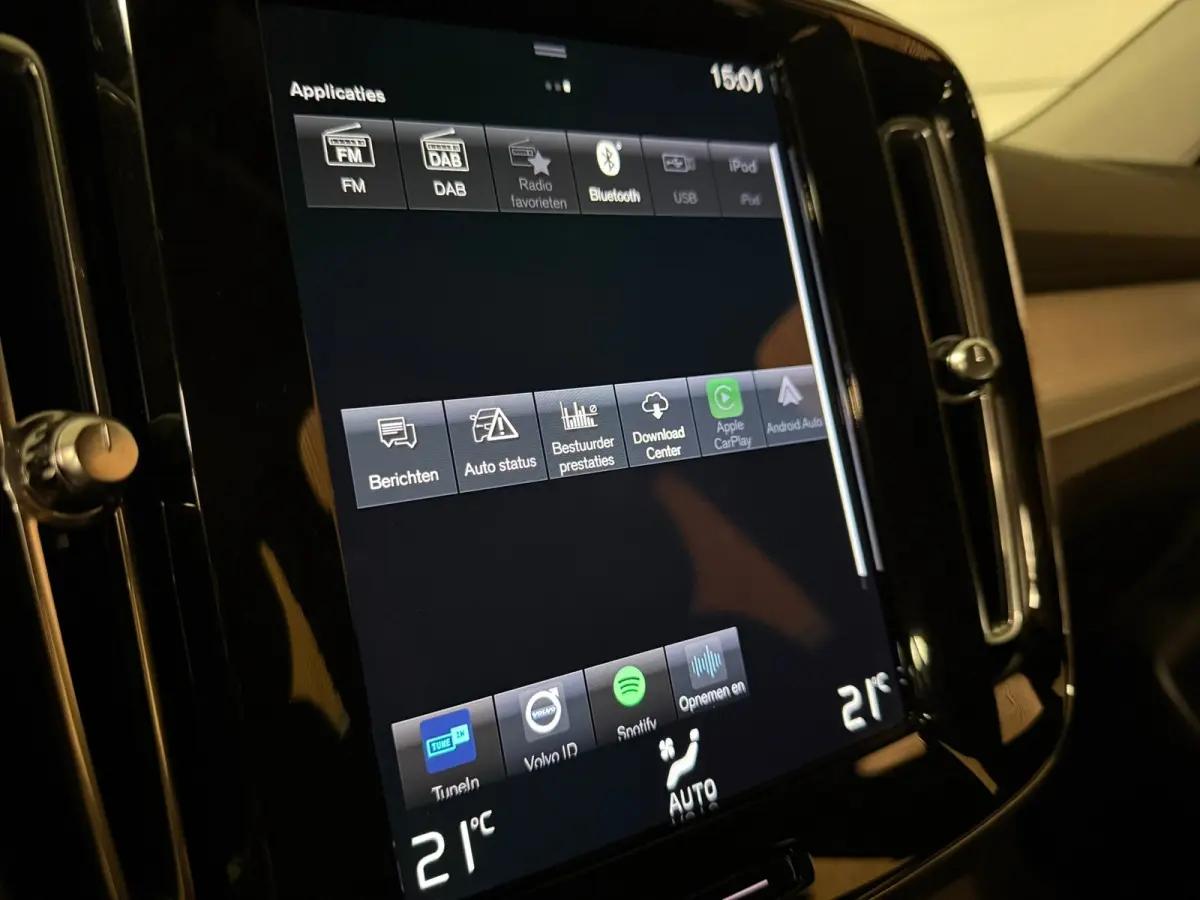 T2 Aut. Momentum | Apple Carplay/Android Auto | Cruise Control | DAB Radio | Bluetooth telefoon en audio streaming | Climate Control L+R | Parkeersensoren achter | Automatisch dimmende binne