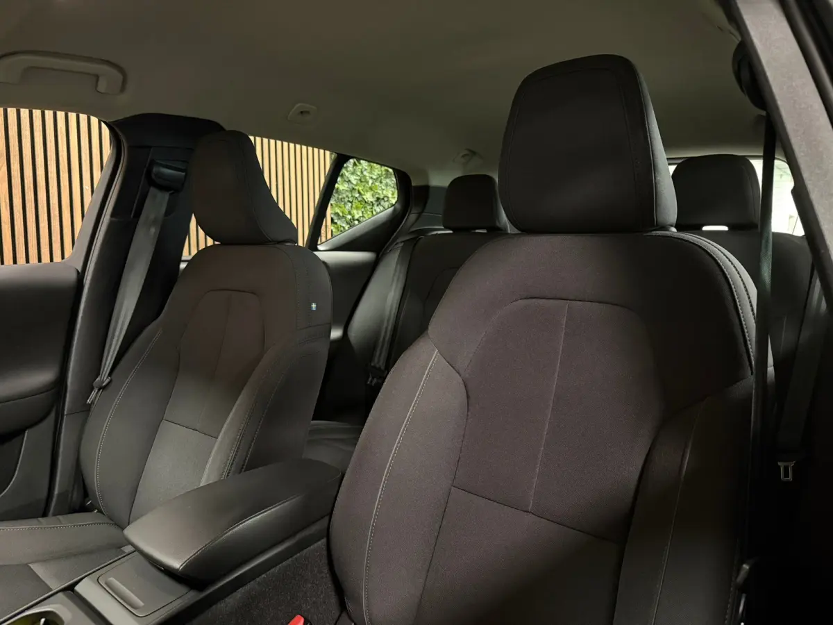T2 Aut. Momentum | Apple Carplay/Android Auto | Cruise Control | DAB Radio | Bluetooth telefoon en audio streaming | Climate Control L+R | Parkeersensoren achter | Automatisch dimmende binne