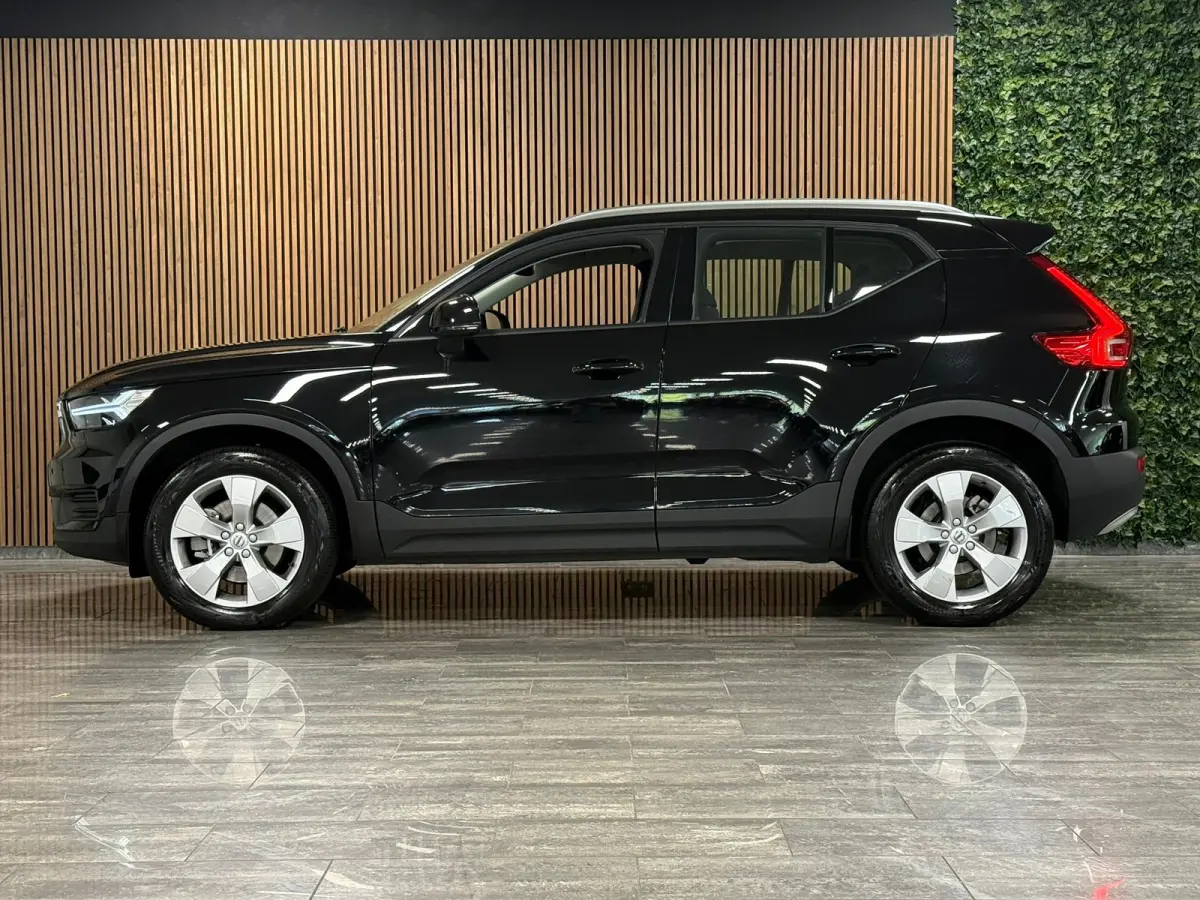 T2 Aut. Momentum | Apple Carplay/Android Auto | Cruise Control | DAB Radio | Bluetooth telefoon en audio streaming | Climate Control L+R | Parkeersensoren achter | Automatisch dimmende binne