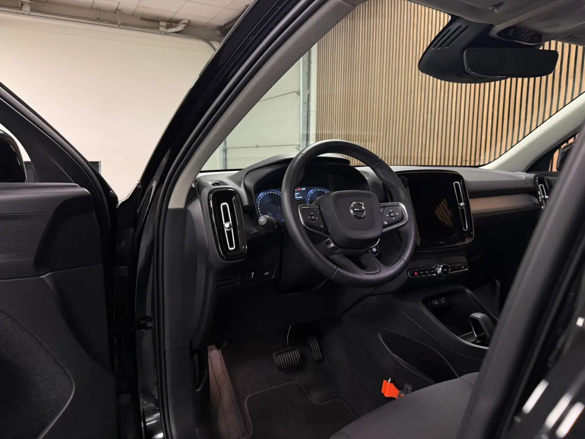 T2 Aut. Momentum | Apple Carplay/Android Auto | Cruise Control | DAB Radio | Bluetooth telefoon en audio streaming | Climate Control L+R | Parkeersensoren achter | Automatisch dimmende binne