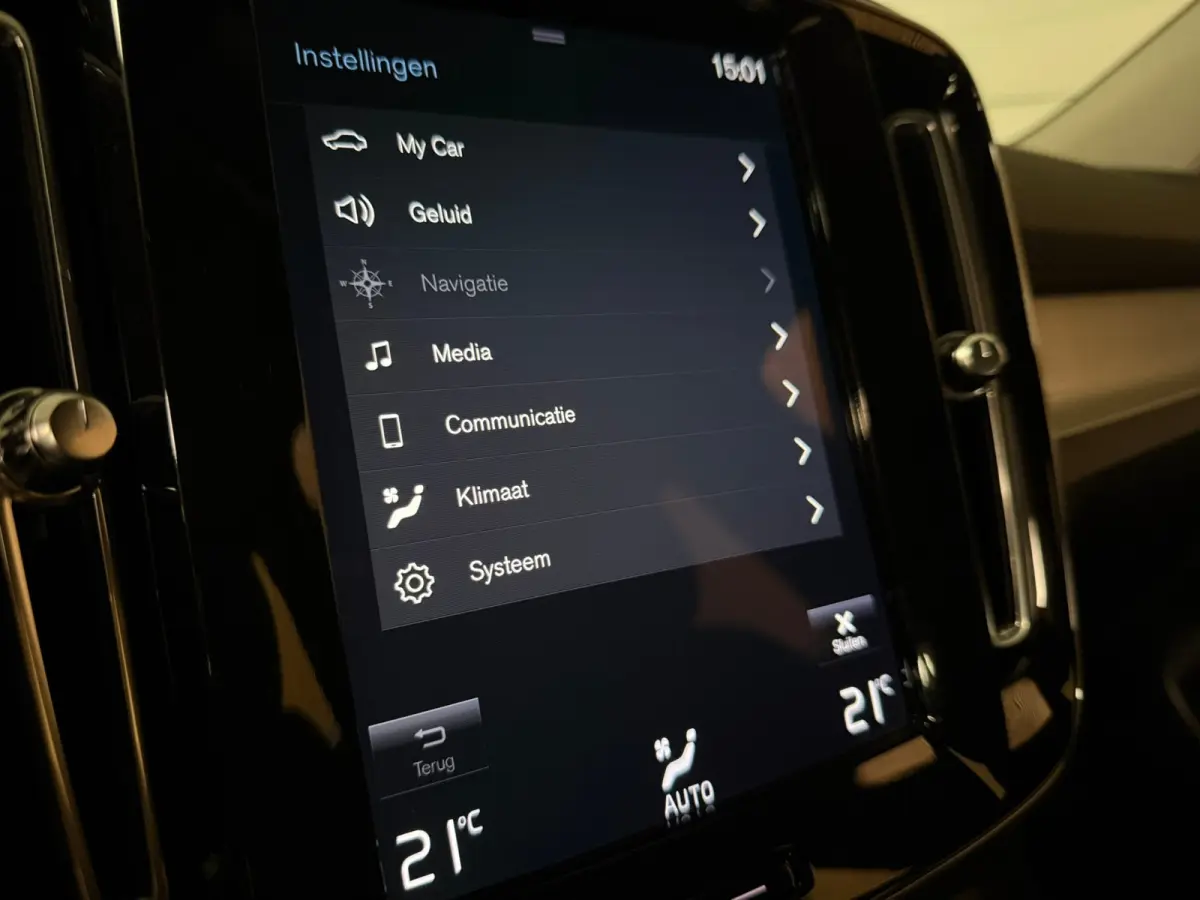 T2 Aut. Momentum | Apple Carplay/Android Auto | Cruise Control | DAB Radio | Bluetooth telefoon en audio streaming | Climate Control L+R | Parkeersensoren achter | Automatisch dimmende binne