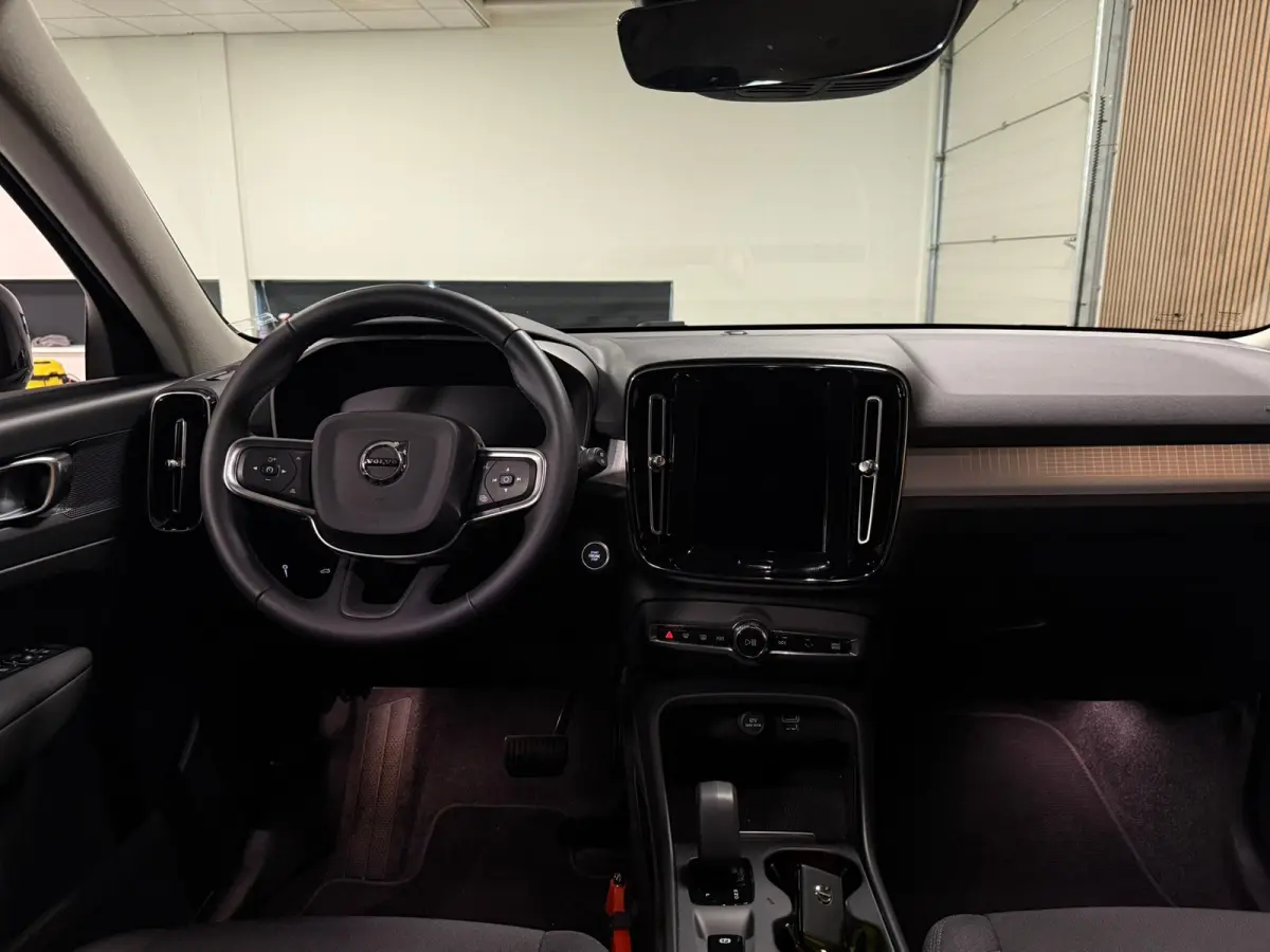 T2 Aut. Momentum | Apple Carplay/Android Auto | Cruise Control | DAB Radio | Bluetooth telefoon en audio streaming | Climate Control L+R | Parkeersensoren achter | Automatisch dimmende binne