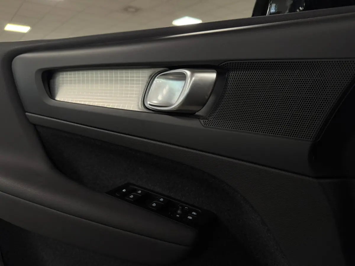 T2 Aut. Momentum | Apple Carplay/Android Auto | Cruise Control | DAB Radio | Bluetooth telefoon en audio streaming | Climate Control L+R | Parkeersensoren achter | Automatisch dimmende binne