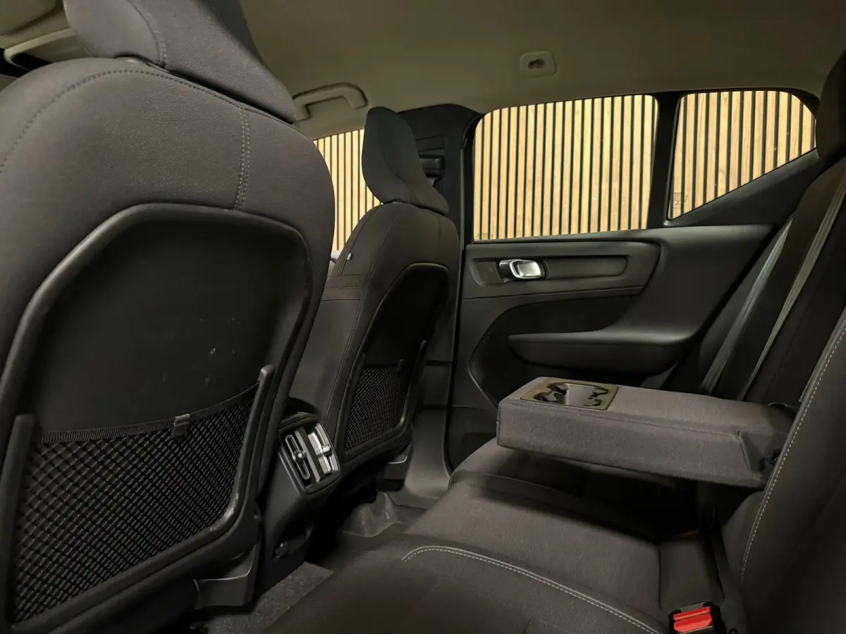 T2 Aut. Momentum | Apple Carplay/Android Auto | Cruise Control | DAB Radio | Bluetooth telefoon en audio streaming | Climate Control L+R | Parkeersensoren achter | Automatisch dimmende binne