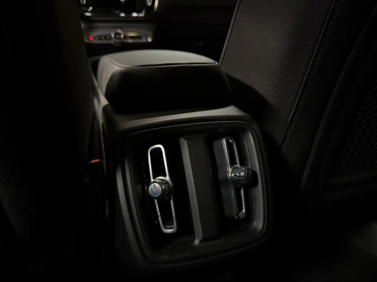 T2 Aut. Momentum | Apple Carplay/Android Auto | Cruise Control | DAB Radio | Bluetooth telefoon en audio streaming | Climate Control L+R | Parkeersensoren achter | Automatisch dimmende binne