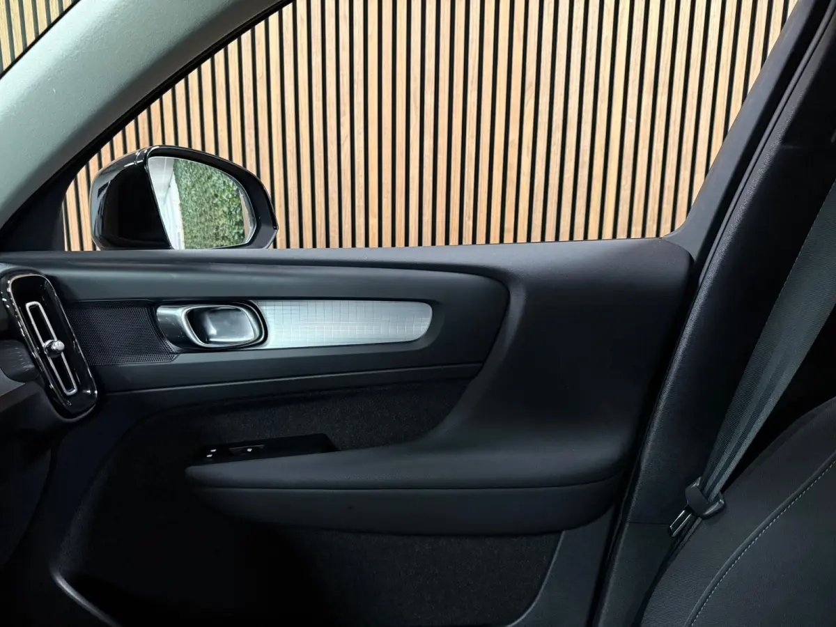 T2 Aut. Momentum | Apple Carplay/Android Auto | Cruise Control | DAB Radio | Bluetooth telefoon en audio streaming | Climate Control L+R | Parkeersensoren achter | Automatisch dimmende binne