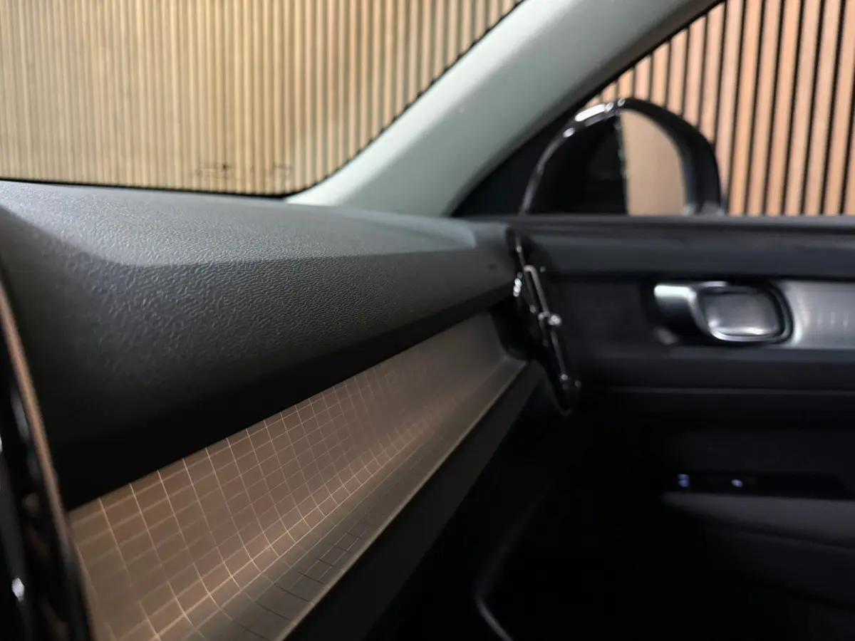 T2 Aut. Momentum | Apple Carplay/Android Auto | Cruise Control | DAB Radio | Bluetooth telefoon en audio streaming | Climate Control L+R | Parkeersensoren achter | Automatisch dimmende binne