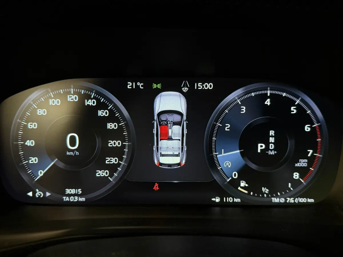 T2 Aut. Momentum | Apple Carplay/Android Auto | Cruise Control | DAB Radio | Bluetooth telefoon en audio streaming | Climate Control L+R | Parkeersensoren achter | Automatisch dimmende binne