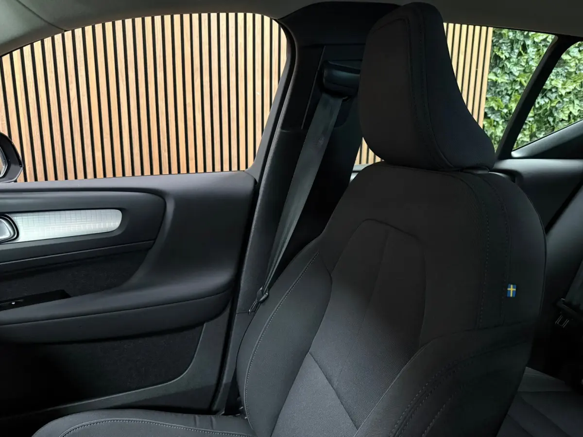 T2 Aut. Momentum | Apple Carplay/Android Auto | Cruise Control | DAB Radio | Bluetooth telefoon en audio streaming | Climate Control L+R | Parkeersensoren achter | Automatisch dimmende binne