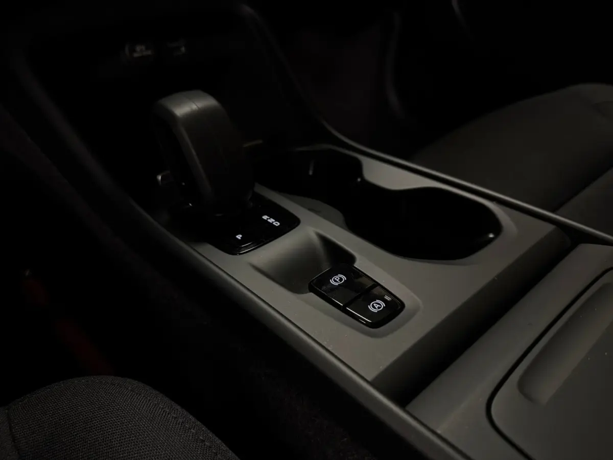 T2 Aut. Momentum | Apple Carplay/Android Auto | Cruise Control | DAB Radio | Bluetooth telefoon en audio streaming | Climate Control L+R | Parkeersensoren achter | Automatisch dimmende binne