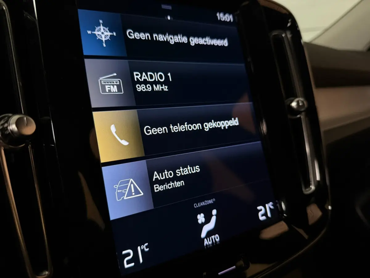 T2 Aut. Momentum | Apple Carplay/Android Auto | Cruise Control | DAB Radio | Bluetooth telefoon en audio streaming | Climate Control L+R | Parkeersensoren achter | Automatisch dimmende binne