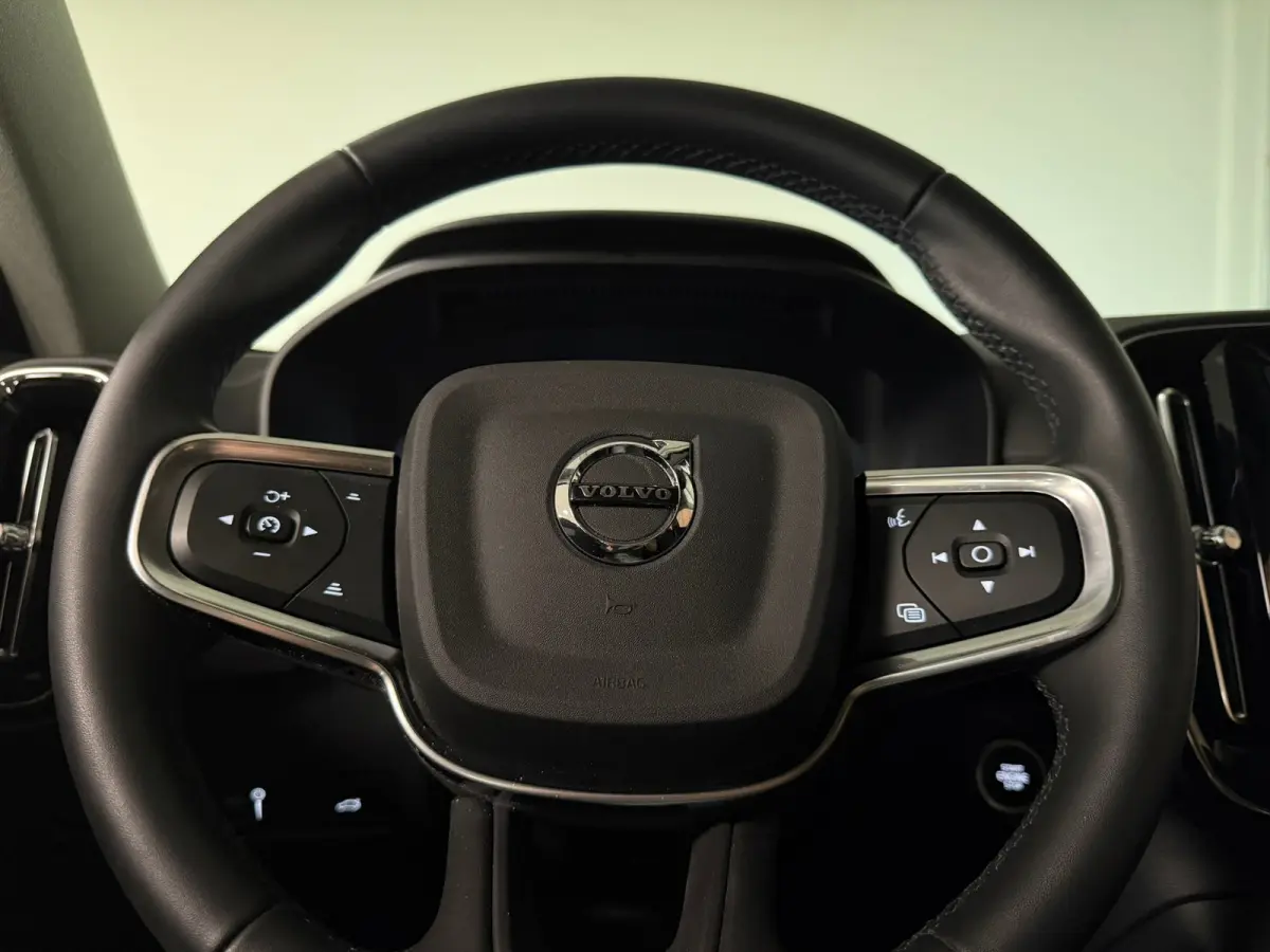 T2 Aut. Momentum | Apple Carplay/Android Auto | Cruise Control | DAB Radio | Bluetooth telefoon en audio streaming | Climate Control L+R | Parkeersensoren achter | Automatisch dimmende binne