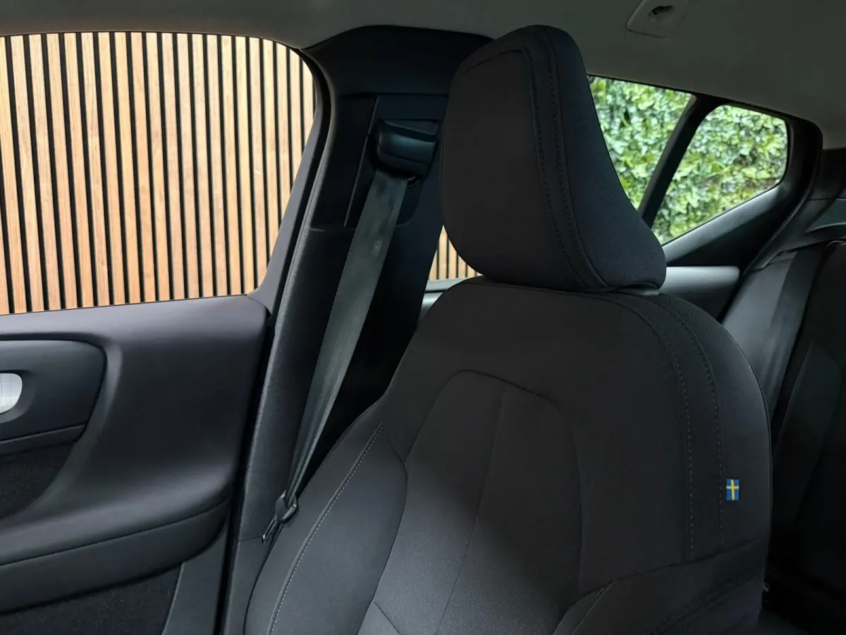 T2 Aut. Momentum | Apple Carplay/Android Auto | Cruise Control | DAB Radio | Bluetooth telefoon en audio streaming | Climate Control L+R | Parkeersensoren achter | Automatisch dimmende binne
