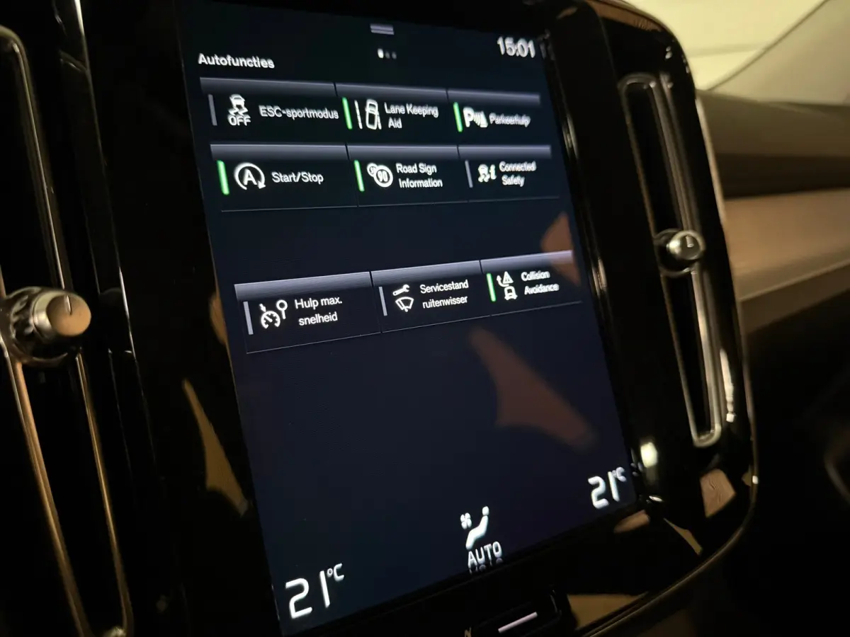 T2 Aut. Momentum | Apple Carplay/Android Auto | Cruise Control | DAB Radio | Bluetooth telefoon en audio streaming | Climate Control L+R | Parkeersensoren achter | Automatisch dimmende binne