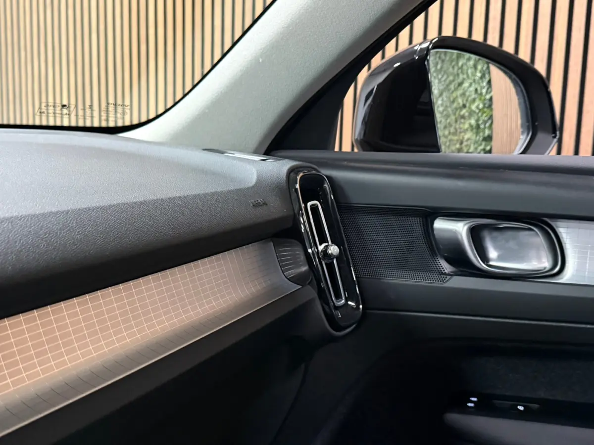 T2 Aut. Momentum | Apple Carplay/Android Auto | Cruise Control | DAB Radio | Bluetooth telefoon en audio streaming | Climate Control L+R | Parkeersensoren achter | Automatisch dimmende binne